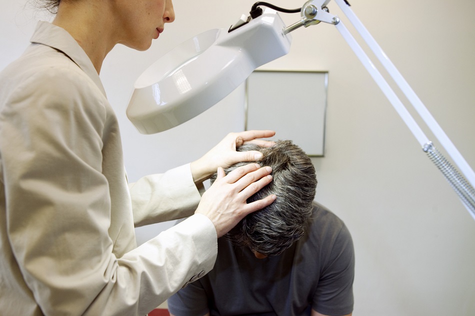 Tóc rụng nhiều bất thường không rõ nguyên nhân nên đến bác sĩ kiểm tra 