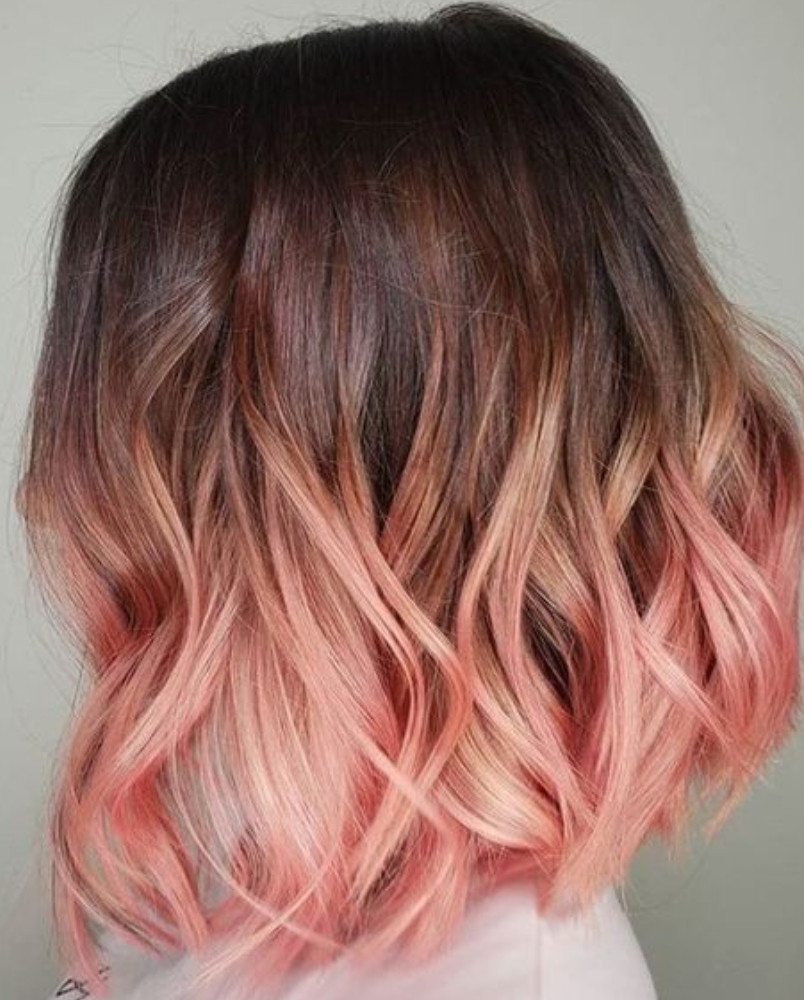 Ấn tượng với tóc ngắn layer xoăn nhẹ được nhuộm Ombre chuyển màu tinh tế.