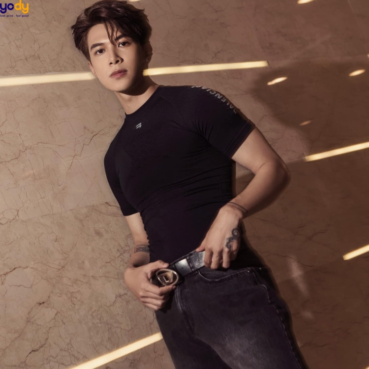 Anh Tú Atus với kiểu tóc Mono, diện mạo trẻ trung