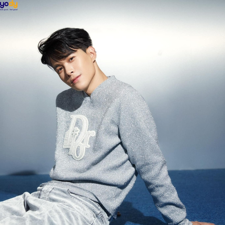 Anh Tú diện vest lịch lãm với mái tóc được tạo kiểu gọn gàng