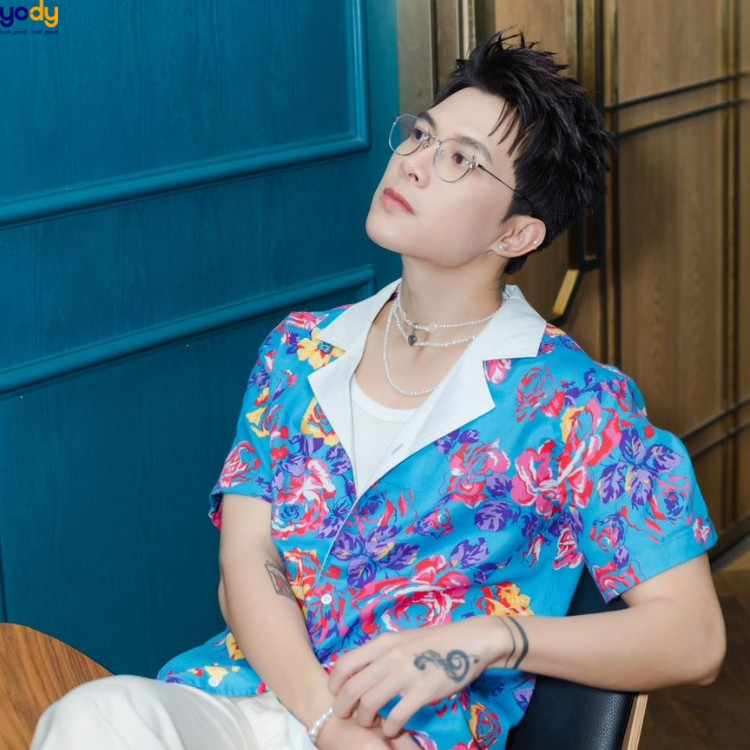 Anh Tú phong cách trẻ trung, năng động với mái tóc phồng tự nhiên