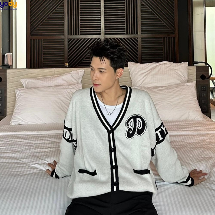 Anh Tú với kiểu tóc gai vuốt ngược, thể hiện sự cá tính