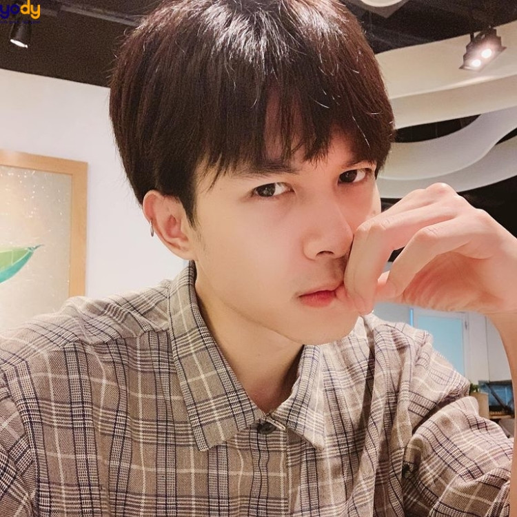 Anh Tú với kiểu tóc mái ngố màu nâu hạt dẻ, diện mạo trẻ trung