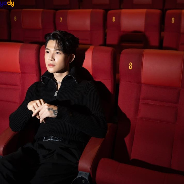 Anh Tú với kiểu tóc side part 73 mái dấu phẩy trong phim, thể hiện vẻ lãng tử