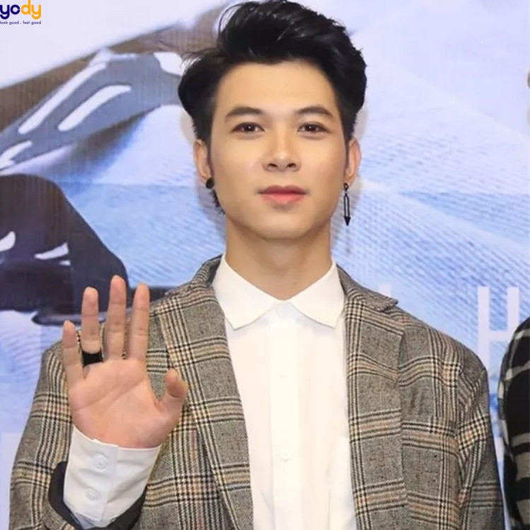 Anh Tú với kiểu tóc side part vuốt ngược, vẻ ngoài nam tính