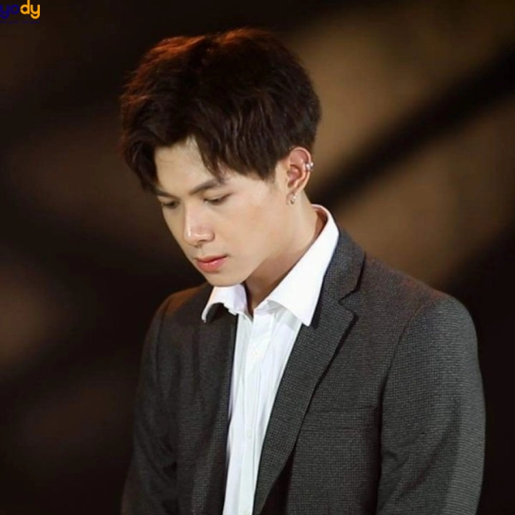 Anh Tú với kiểu tóc side swept và màu nhuộm nâu socola