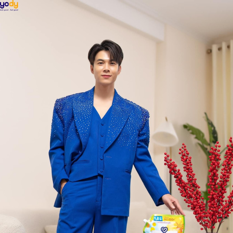 Anh Tú với kiểu tóc tỉa layer mái dài, trông lãng tử