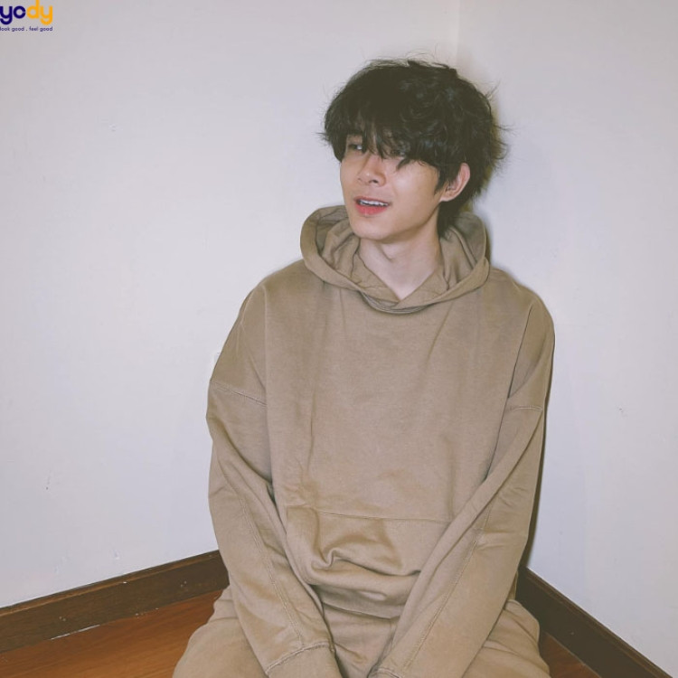 Anh Tú với kiểu tóc uốn xoăn lơi mái dài, phong cách tự do