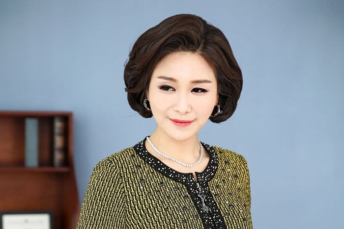 Bà sui tóc bob ngắn uốn cụp ôm gọn khuôn mặt