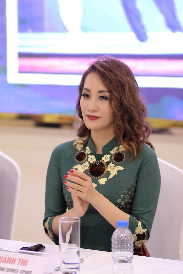 Bà sui với mái tóc uốn xoăn lơi trẻ trung, duyên dáng