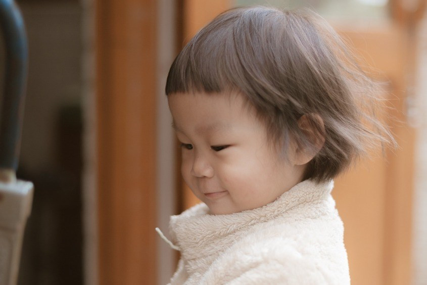 Bé gái 1 tuổi với kiểu tóc mái vòm đáng yêu, tôn lên gương mặt