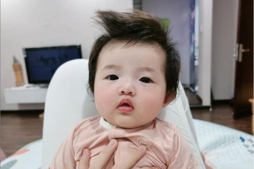 Bé gái 1 tuổi với kiểu tóc quả đào ngắn gọn, xinh xắn