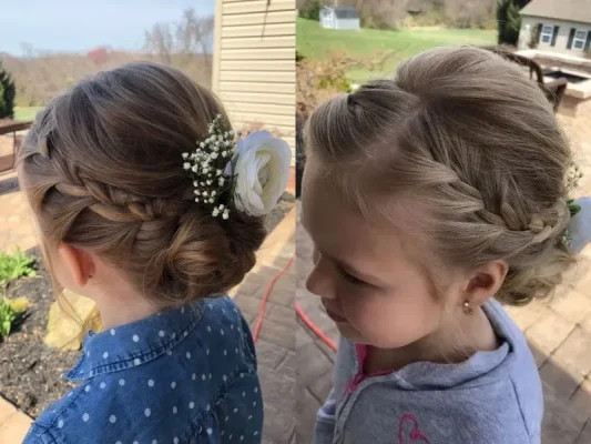 Bé gái 10 tuổi với kiểu tóc vương miện tết lãng mạn, khuôn mặt tròn