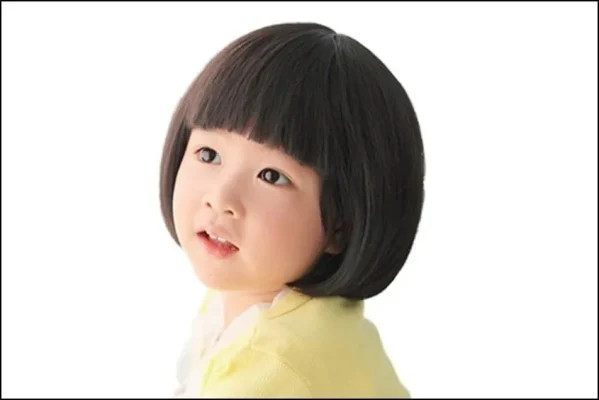 Bé gái 10 tuổi với mái tóc ngắn uốn cụp thời thượng, phù hợp mặt tròn