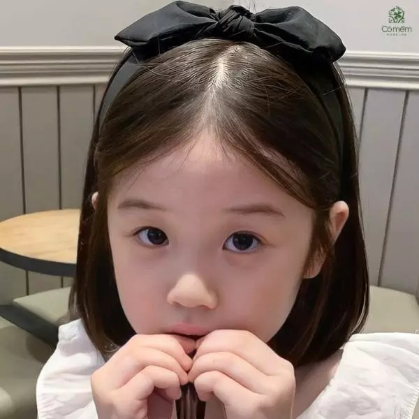 Bé gái 4 tuổi với tóc ngắn sành điệu