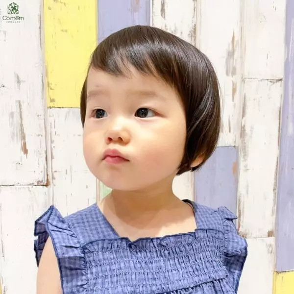 Bé gái cá tính với tóc pixie ngắn