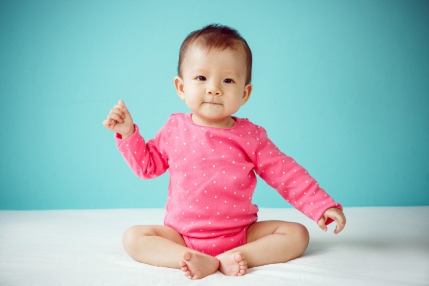Bé gái sơ sinh với kiểu tóc chỏm dễ thương