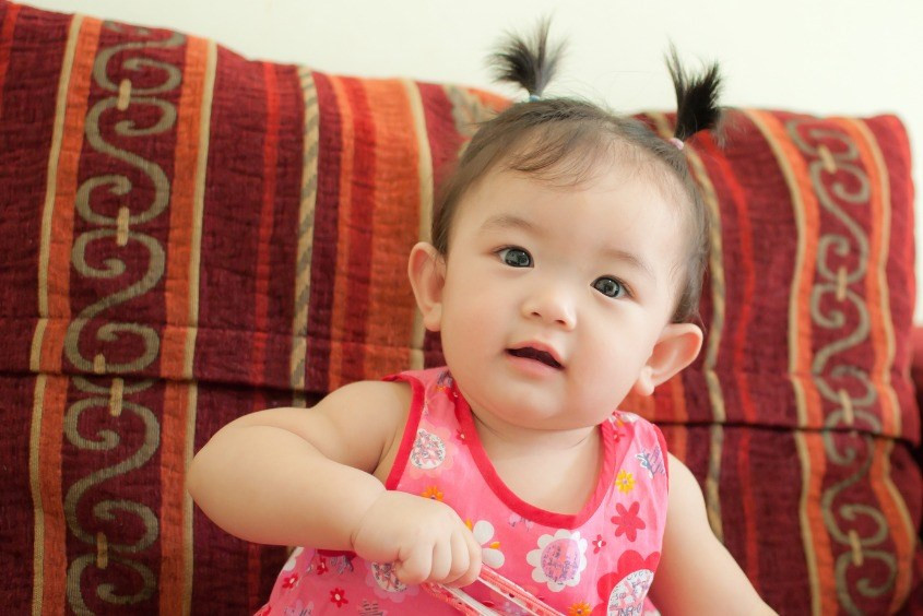 Bé gái sơ sinh với tóc buộc hai bên dễ thương