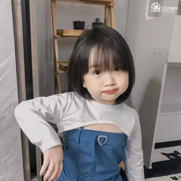 Bé gái tóc ngắn bob đáng yêu