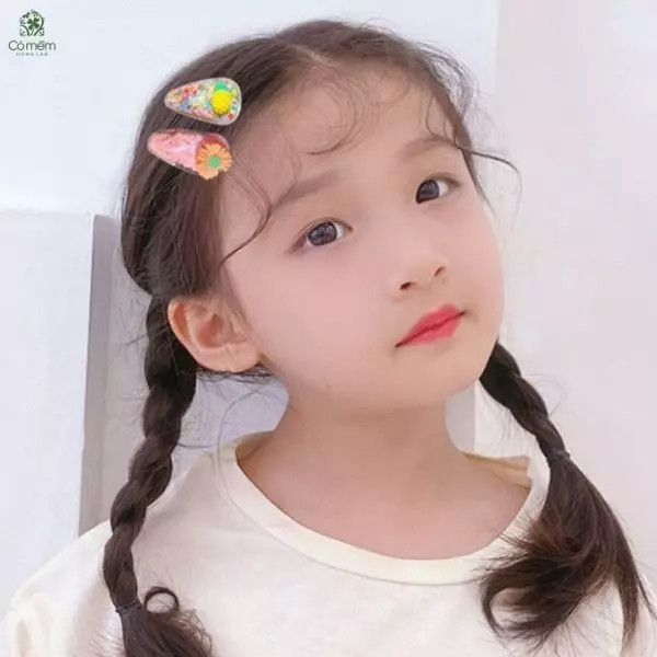 Bé gái tóc ngắn tết bím xinh xắn