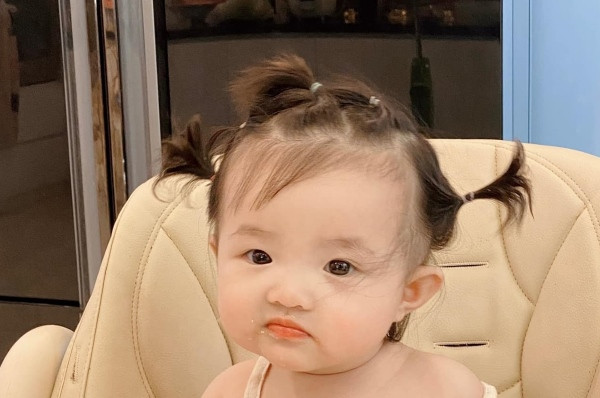 Bé gái tóc ngắn với bím xương cá nhỏ xinh