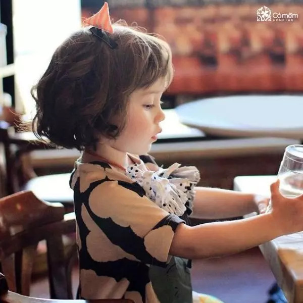 Bé gái tóc ngắn xoăn mì tôm