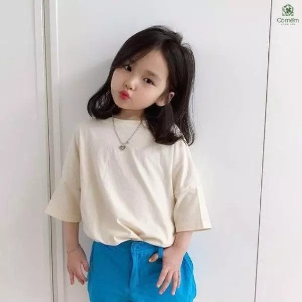 Bé gái tóc ngang vai uốn cụp
