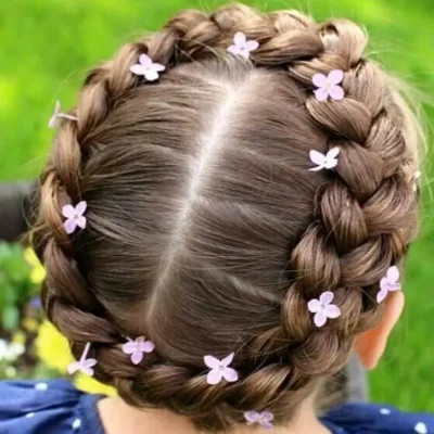 Bé gái với kiểu tóc vương miện tết tinh xảo và sang trọng