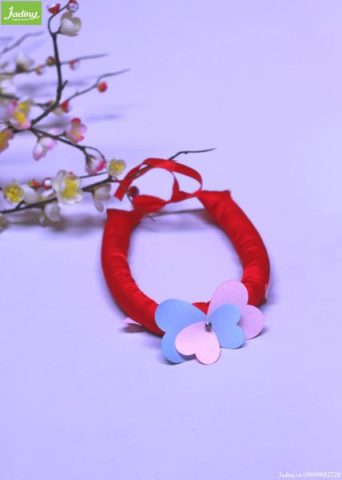 Bé gái với kiểu tóc xõa tự nhiên kết hợp mấn đội đầu cho áo dài