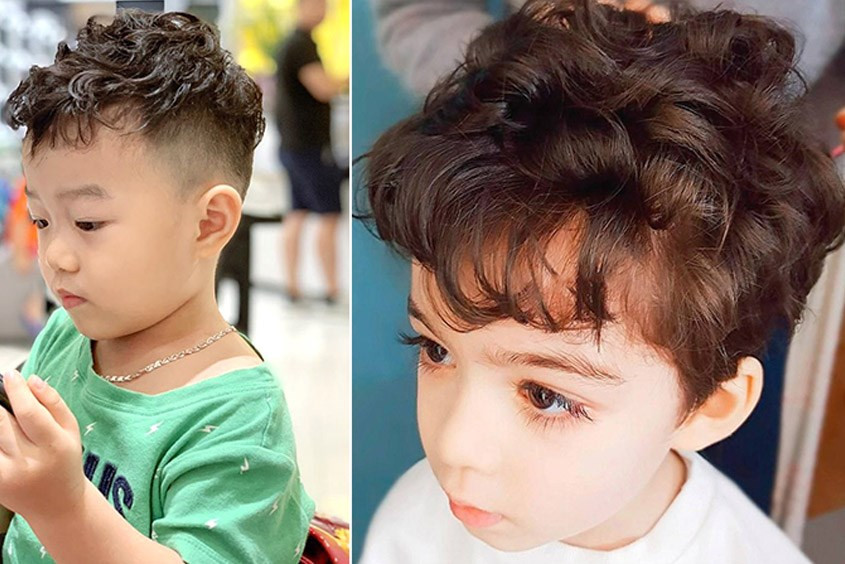 Bé trai 2 tuổi với kiểu tóc mái dài uốn xoăn thời thượng, tạo vẻ ngoài sành điệu và cá tính.