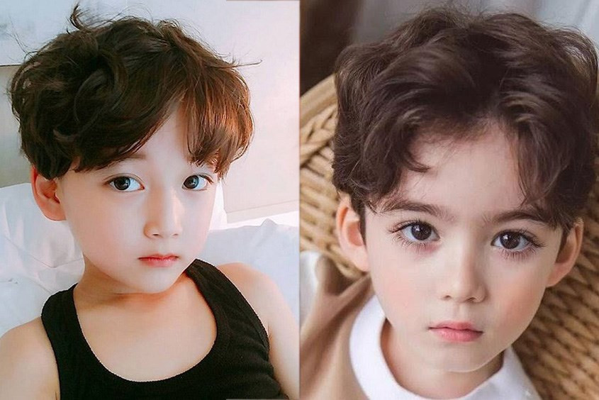 Bé trai 2 tuổi với kiểu tóc xoăn nhẹ, rẽ mái lãng tử, làm nổi bật vẻ trong sáng và dễ thương.