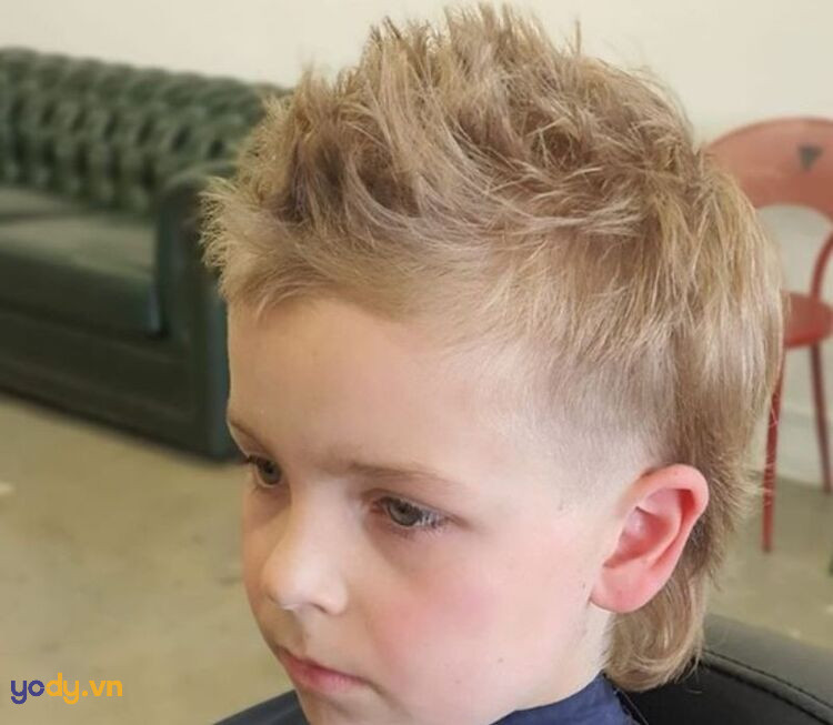 Bé trai 3 tuổi với kiểu tóc Mullet cá tính, mặt tròn