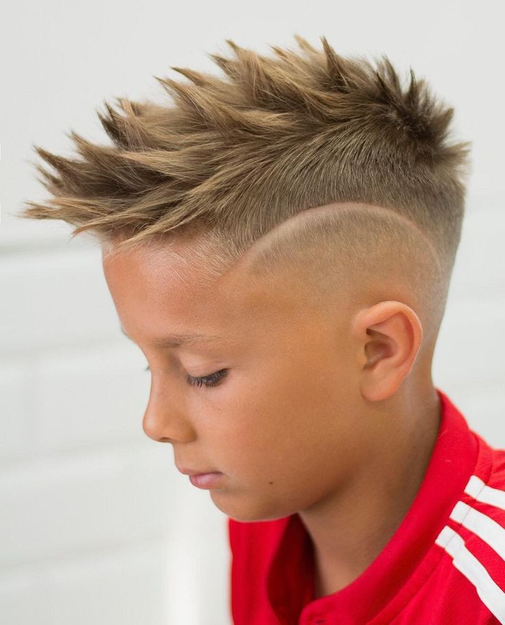 Bé trai năng động với kiểu tóc Spiky