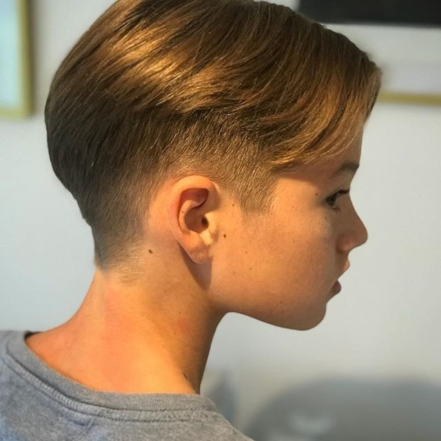 bé trai phong cách với tóc Long Top Short Sides