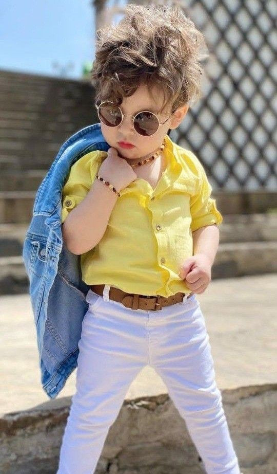 bé trai thoải mái với tóc Messy Hair