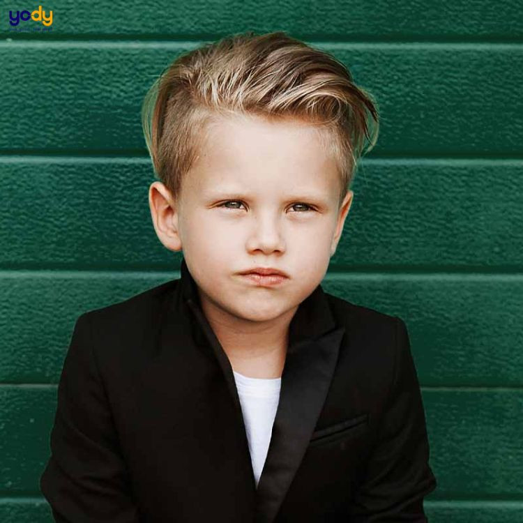 Bé trai trải nghiệm cắt tóc đầu đinh vui vẻ