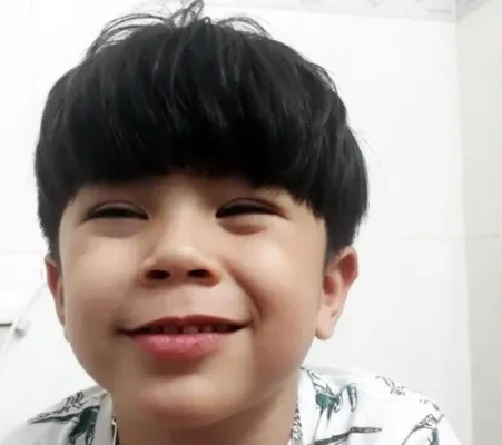 Bé trai với kiểu tóc Bowl Cut gọn gàng, tạo vẻ ngoài hồn nhiên, trong sáng