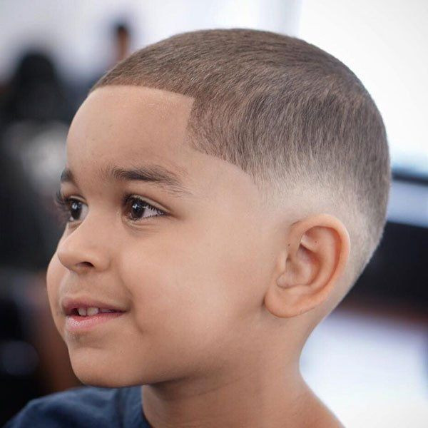 Bé trai với kiểu tóc Buzz Cut khỏe khoắn