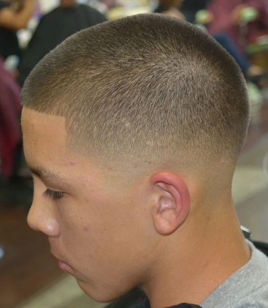 Bé trai với kiểu tóc Crew Cut đơn giản