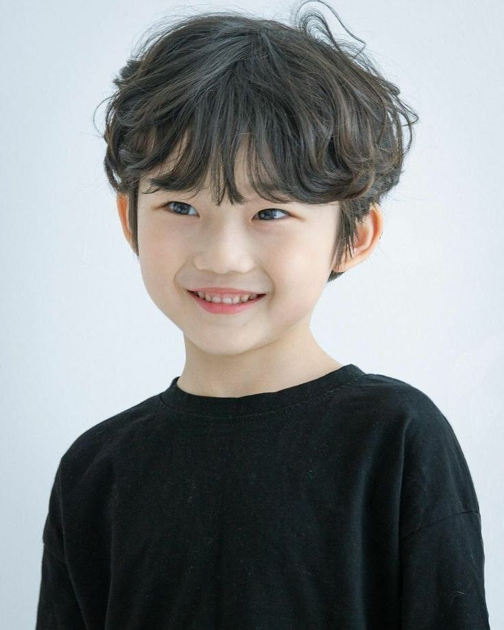 Bé trai với kiểu tóc Curly Top tự nhiên
