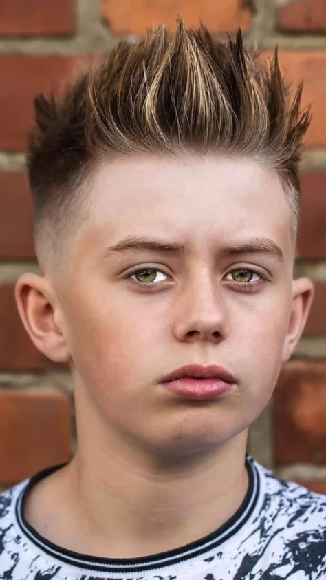 Bé trai với kiểu tóc Faux Hawk độc đáo