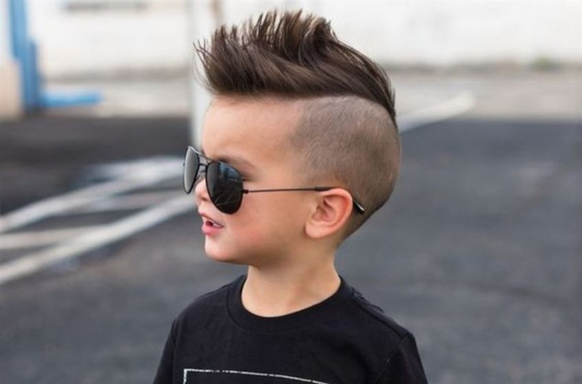 Bé trai với kiểu tóc Faux Hawk thời thượng, làm nổi bật mái tóc dày