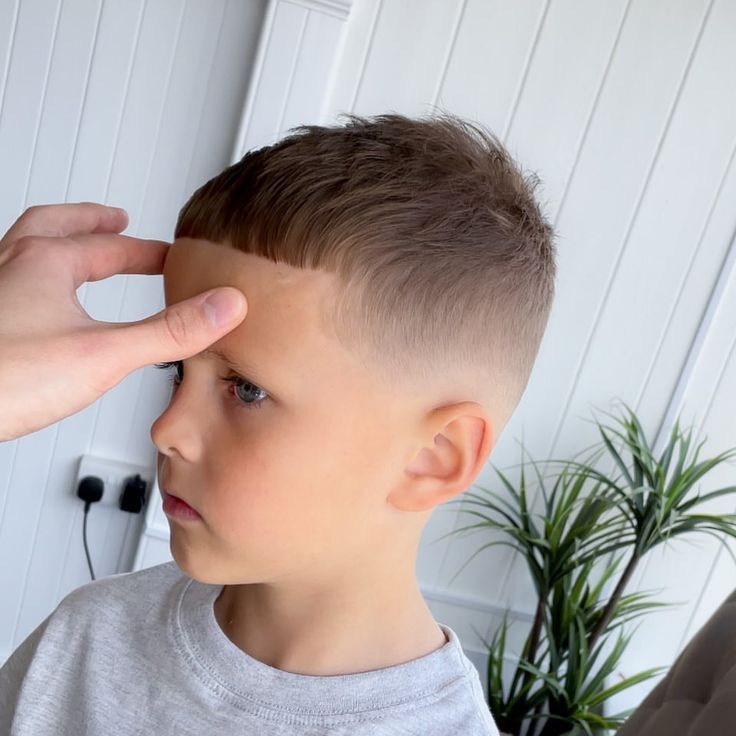 Bé trai với kiểu tóc High and Tight mát mẻ