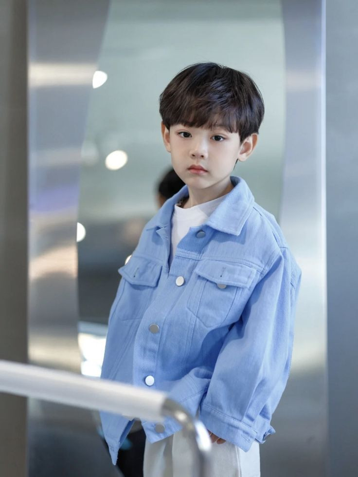 Bé trai với kiểu tóc Long Top Short Sides linh hoạt