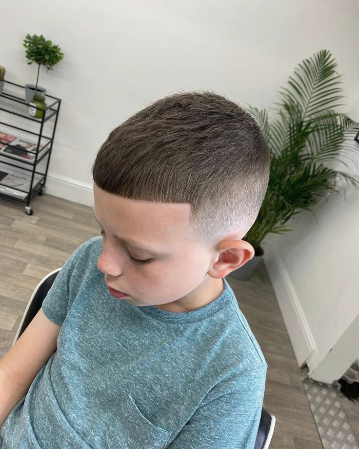 bé trai với tóc Crew Cut phong cách