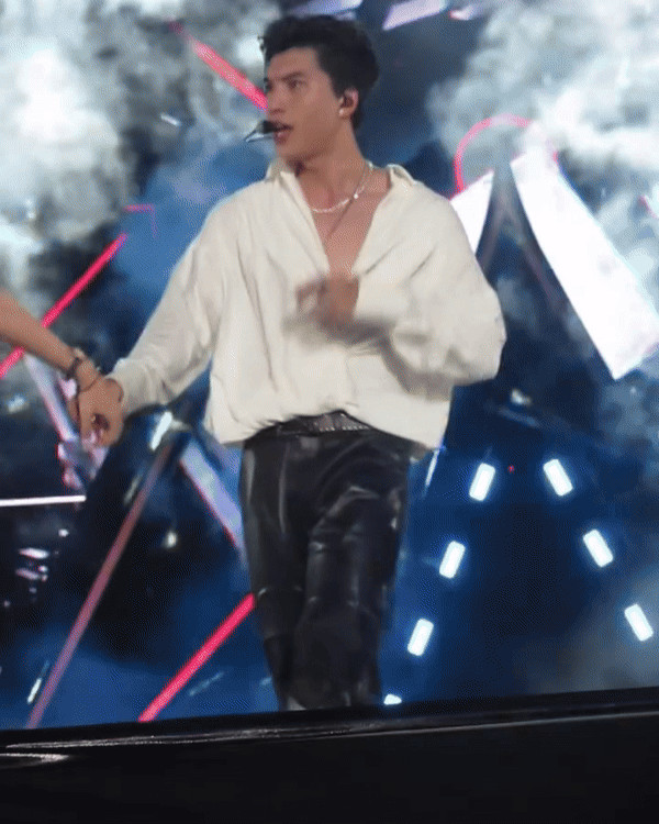 Biểu cảm của HIEUTHUHAI với hai phong cách tóc khác biệt trong cùng trang phục.