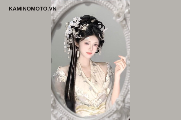 Bộ sưu tập phụ kiện cho kiểu tóc cổ trang, bao gồm trâm cài, hoa lụa và lược ngọc