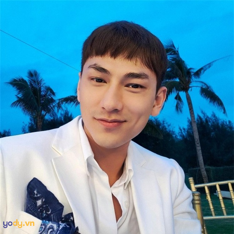 Ca sĩ Isaac cá tính với kiểu tóc Park Seo Joon, tăng thêm vẻ điển trai.