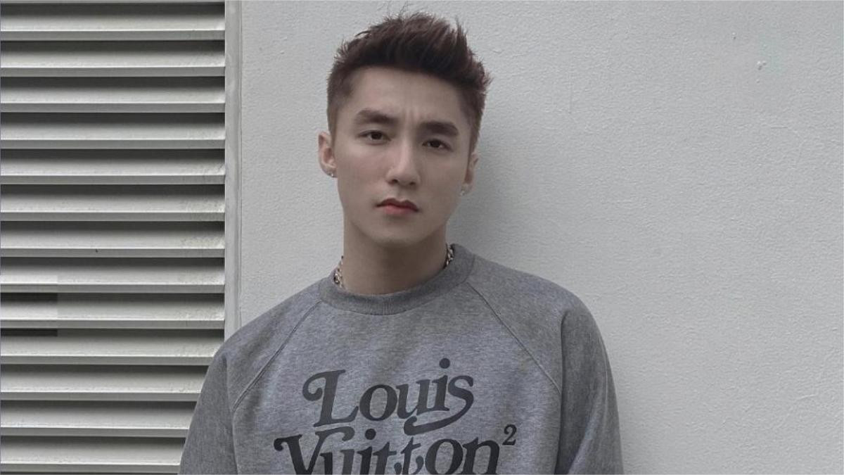 Ca sĩ Sơn Tùng M-TP với kiểu tóc quiff short cá tính, vuốt phồng ấn tượng.