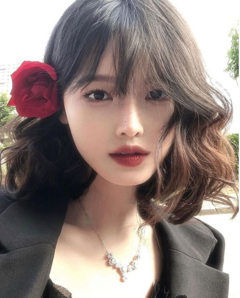 Cá tính với tóc ngắn layer xoăn nhẹ cắt lệch, phá cách và năng động.